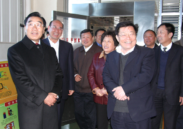 現(xiàn)任全國政協(xié)副主席兼秘書長，時(shí)任西藏自治區(qū)黨委書記張慶黎(前排左一)來企業(yè)視察