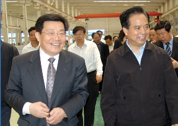 現(xiàn)任中 央政治局委員，十一屆全國人大常委會副委員長兼秘書長，時任山東省委書記、人大主任李建國來企業(yè)視察